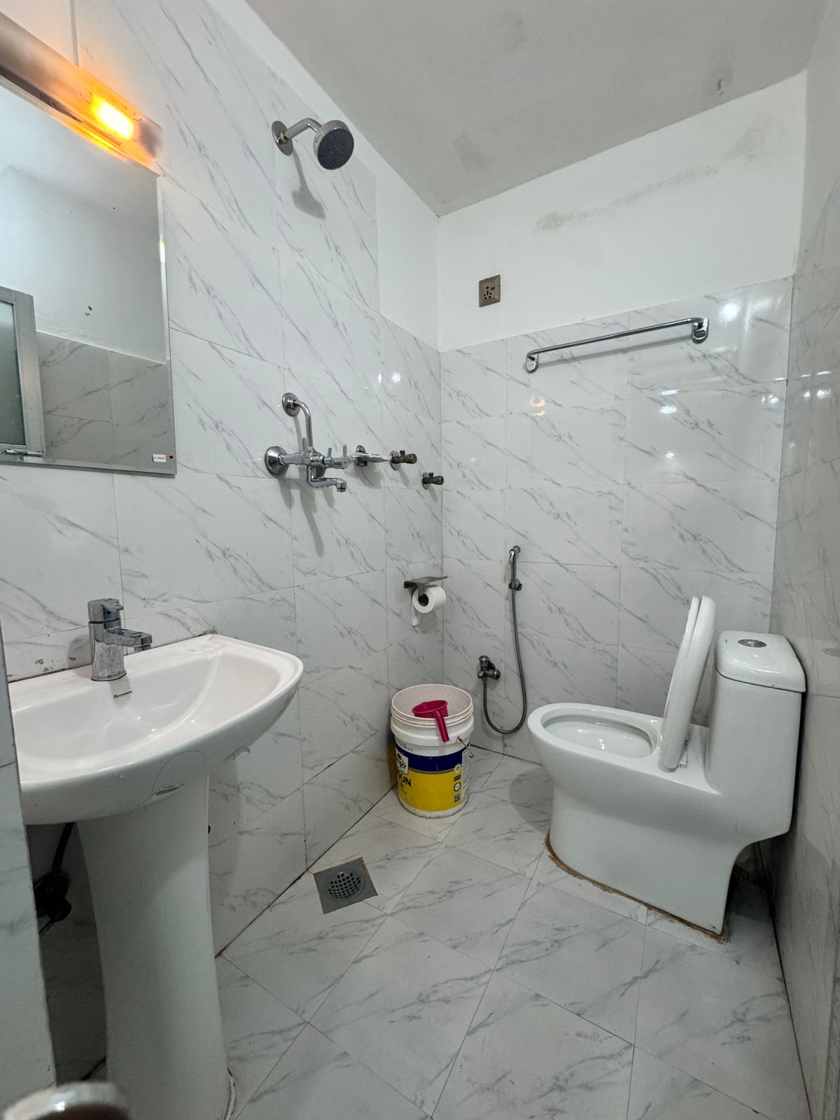 En-suite bathroom in standard room at Hotel White Dreams